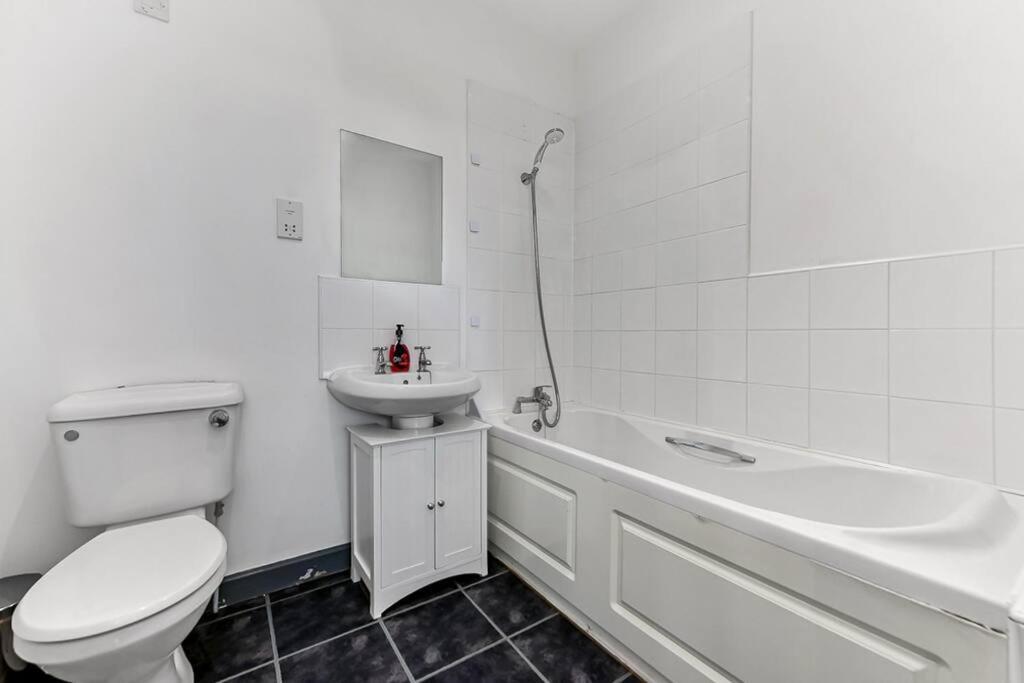 Large Group & Contractor Booking! Duplex W/Parking Milton Keynes Exterior foto